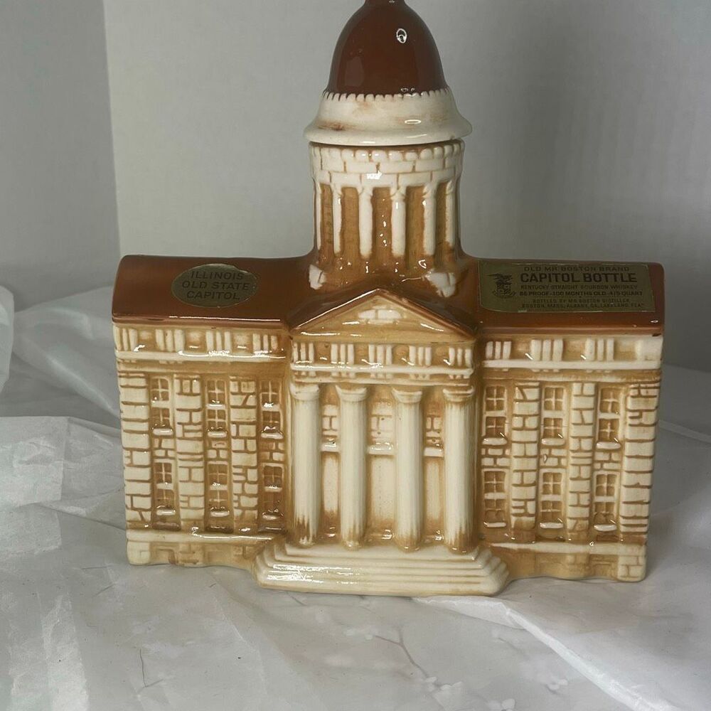 VTG 70’s Old Mr. Boston Brand Illinois Capital bottle